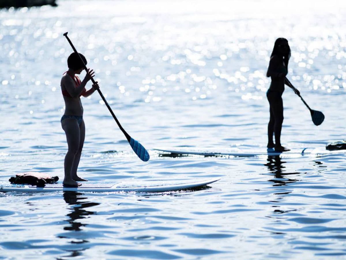 personer på stand up paddleboard