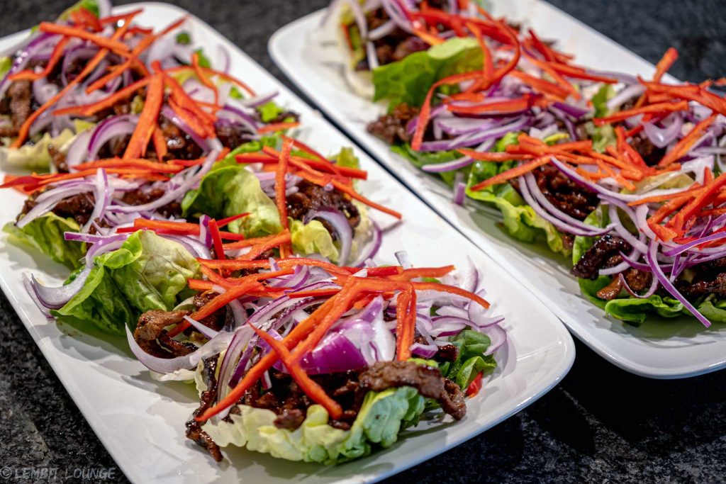 teriyaki marinated beef in salad leaves LCHF