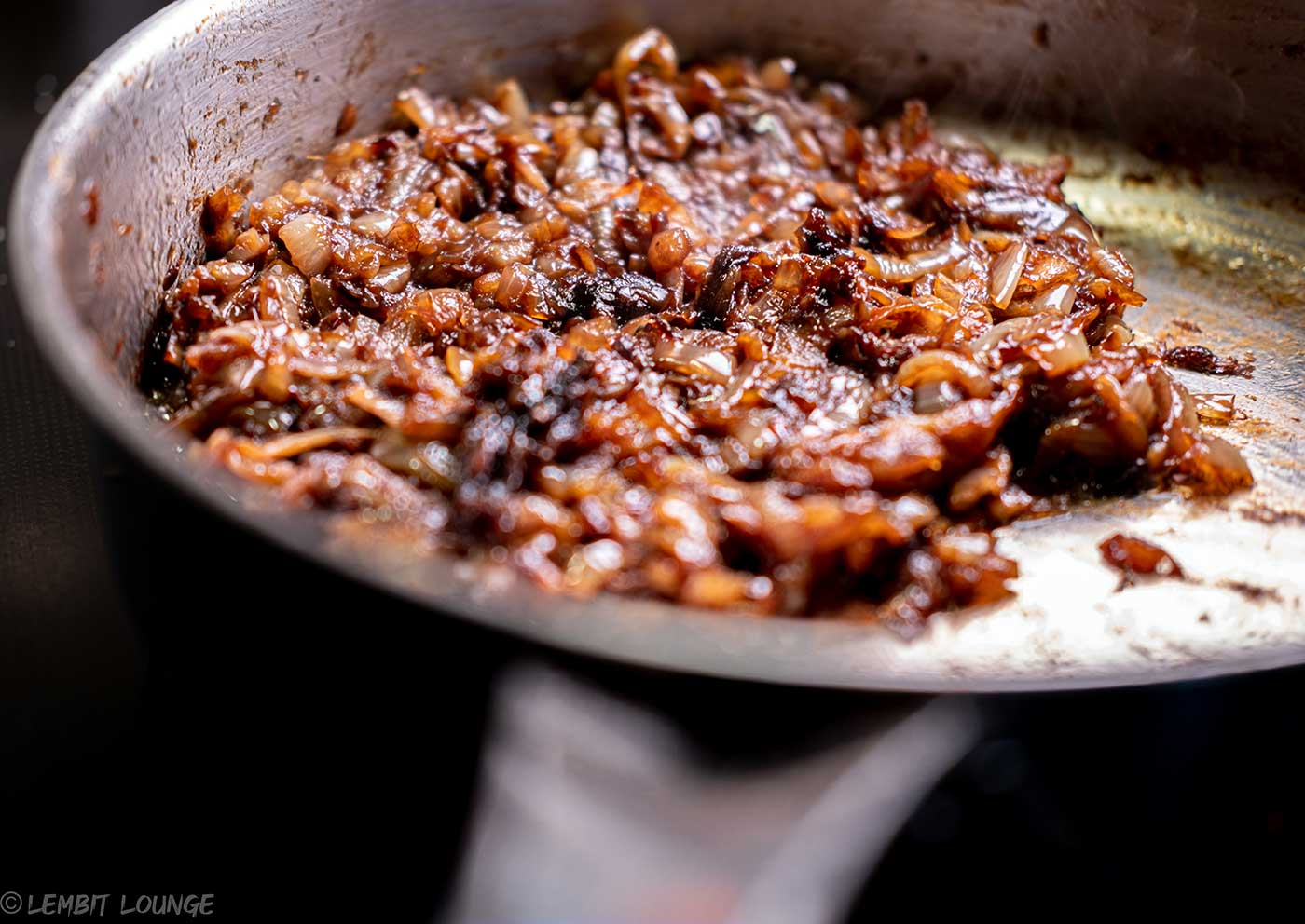 Candy-sweet caramelized onions red wine