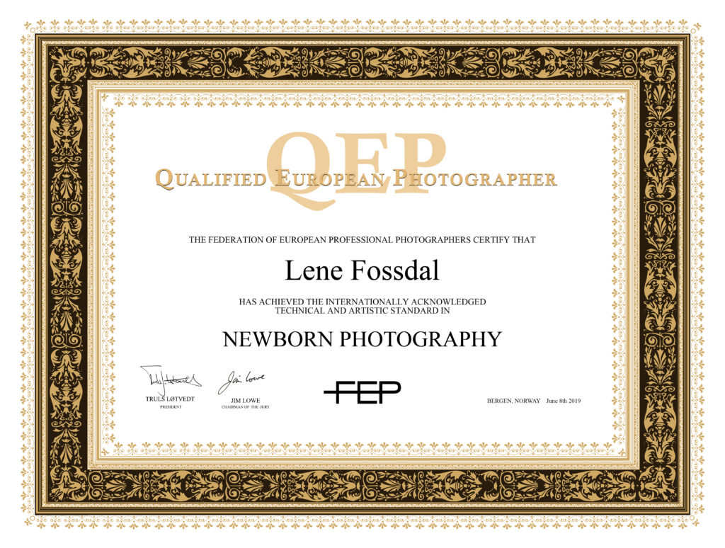 Diplom fra FEP etter QEP-kvalifiseringen. Leverte inn noen av årets nyfødtbilder. 