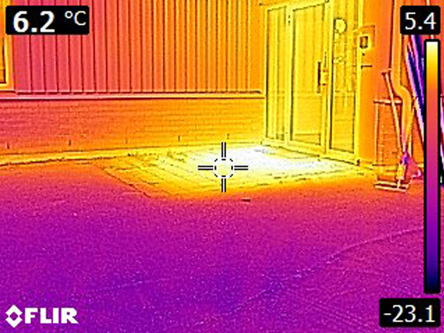 Termografering av husgrund med värmekamera.