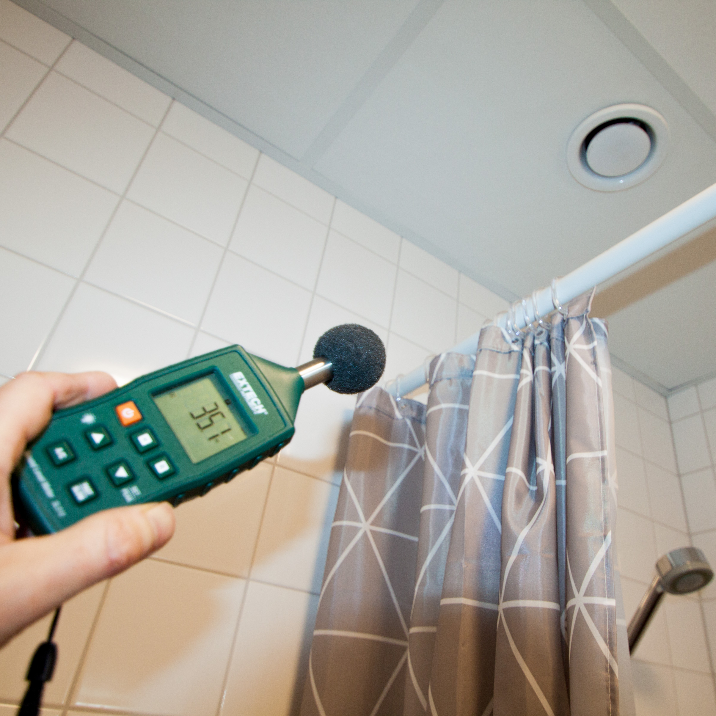 Ljudmätning av ventilation i badrum.