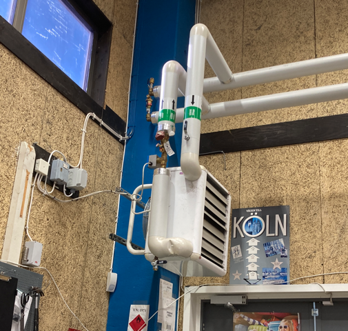Ljusgrått fläktsystem i industriell miljö