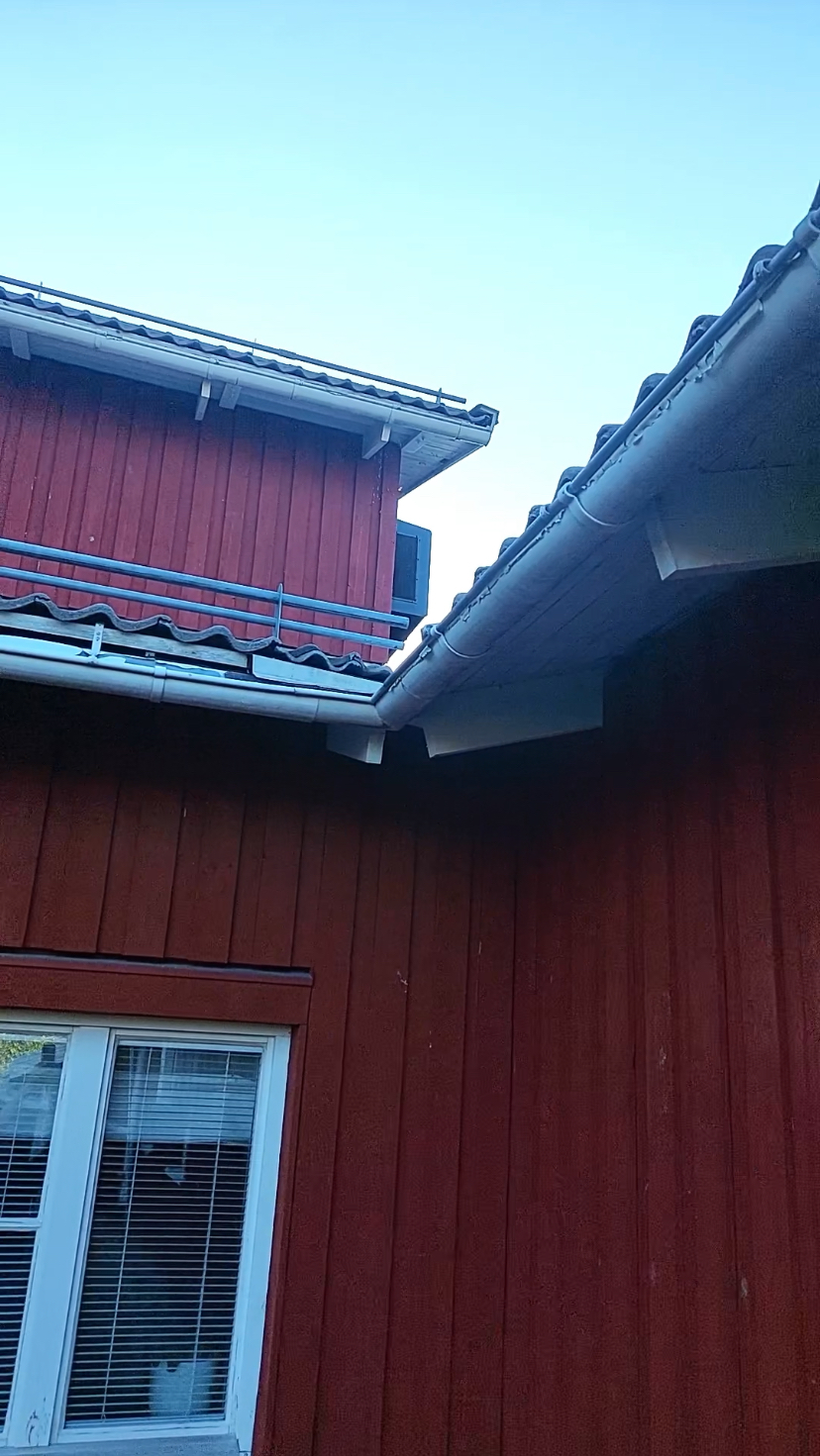 Röd husfasad mot blå himmel