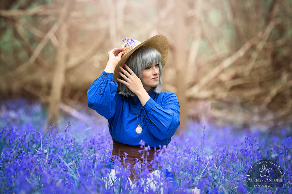 Photographe Cosplay 77 - Sophie de l'univers Ghibli le Chateau ambulant - Création couture par @meileen.cos - Jacinthes bleues sauvages - Melun
