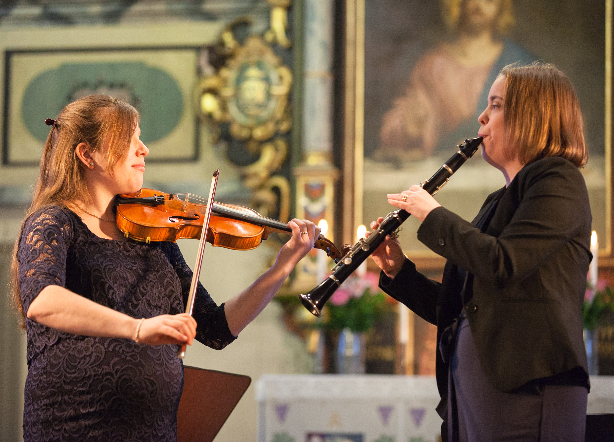 Therese Olsson Hugosson och Maria Andersson spelar folkmusik i Svanskogs Kyrka