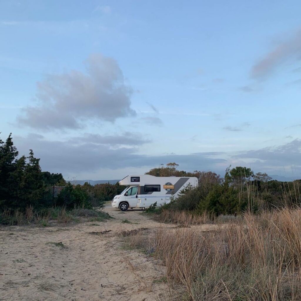 camping-car sur un spot nature en Grece les poipoines préparer un tour d'Europe en camping-car