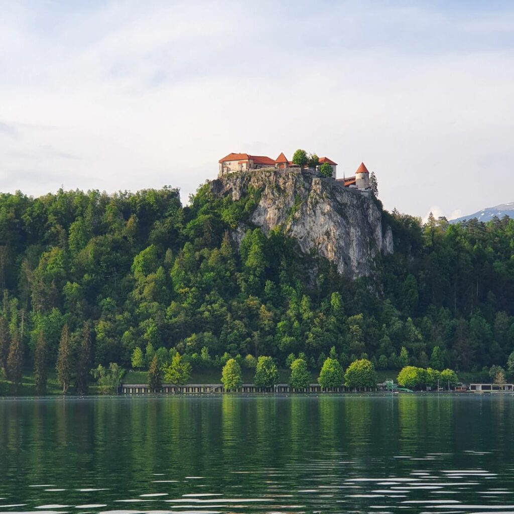 SLOVENIE BLED CAMPING-CAR