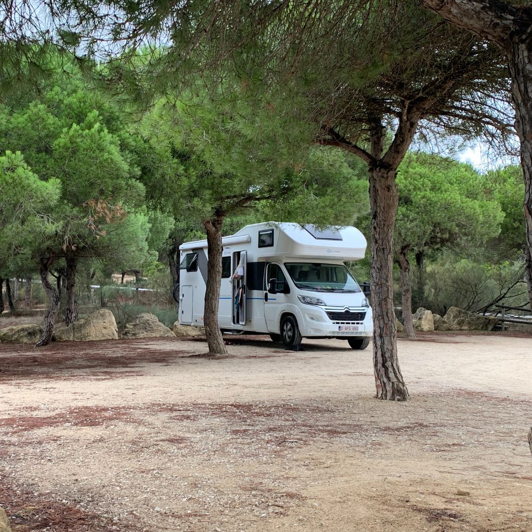 camping-car dans un spot nature organiser un tour d'Europe en camping-car