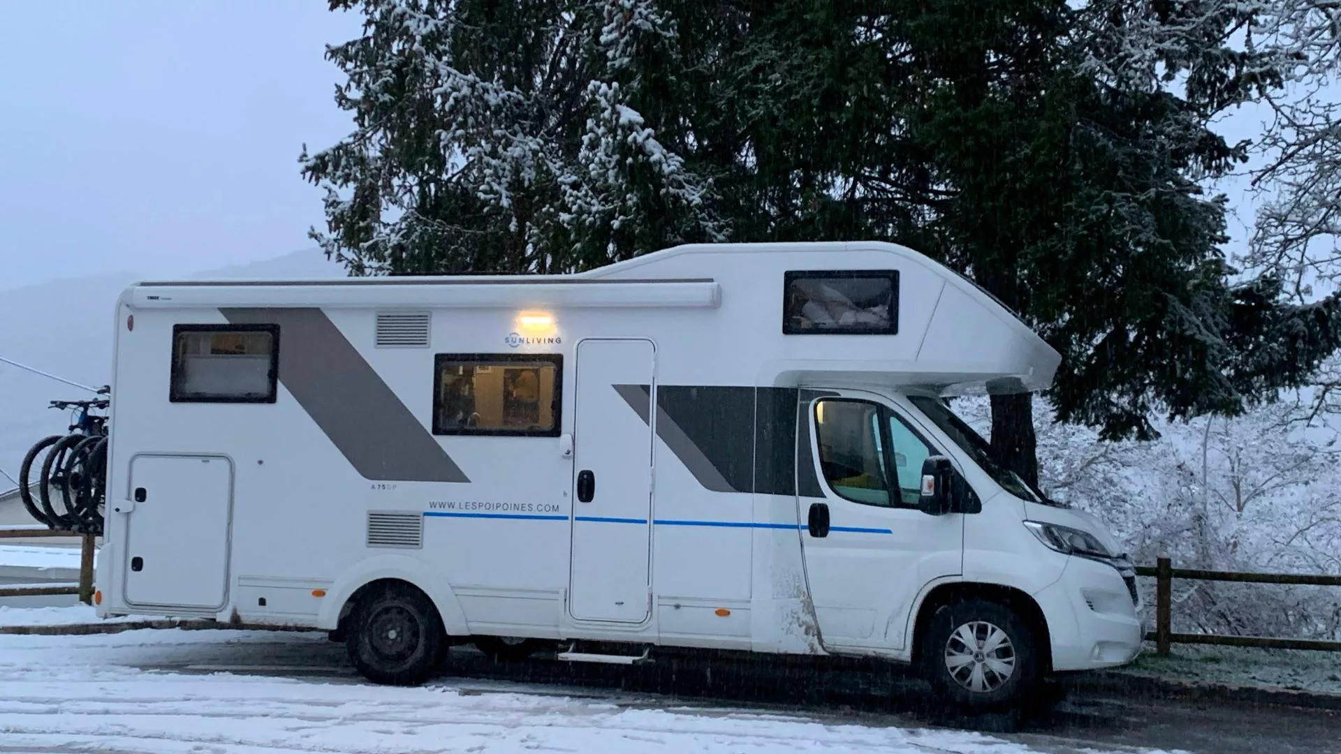 aller au ski avec son camping-car sous la neige pendant l'hiver