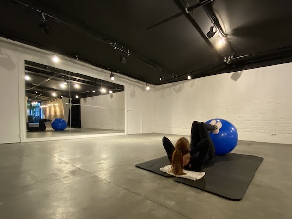 un cours de yoga dans une salle