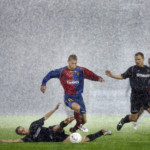 Der var dømt brusebad, da FC Fyn tog imod Varde IF på Odense Atletikstadion. Regndans - FOTO: Peter Leth-Larsen