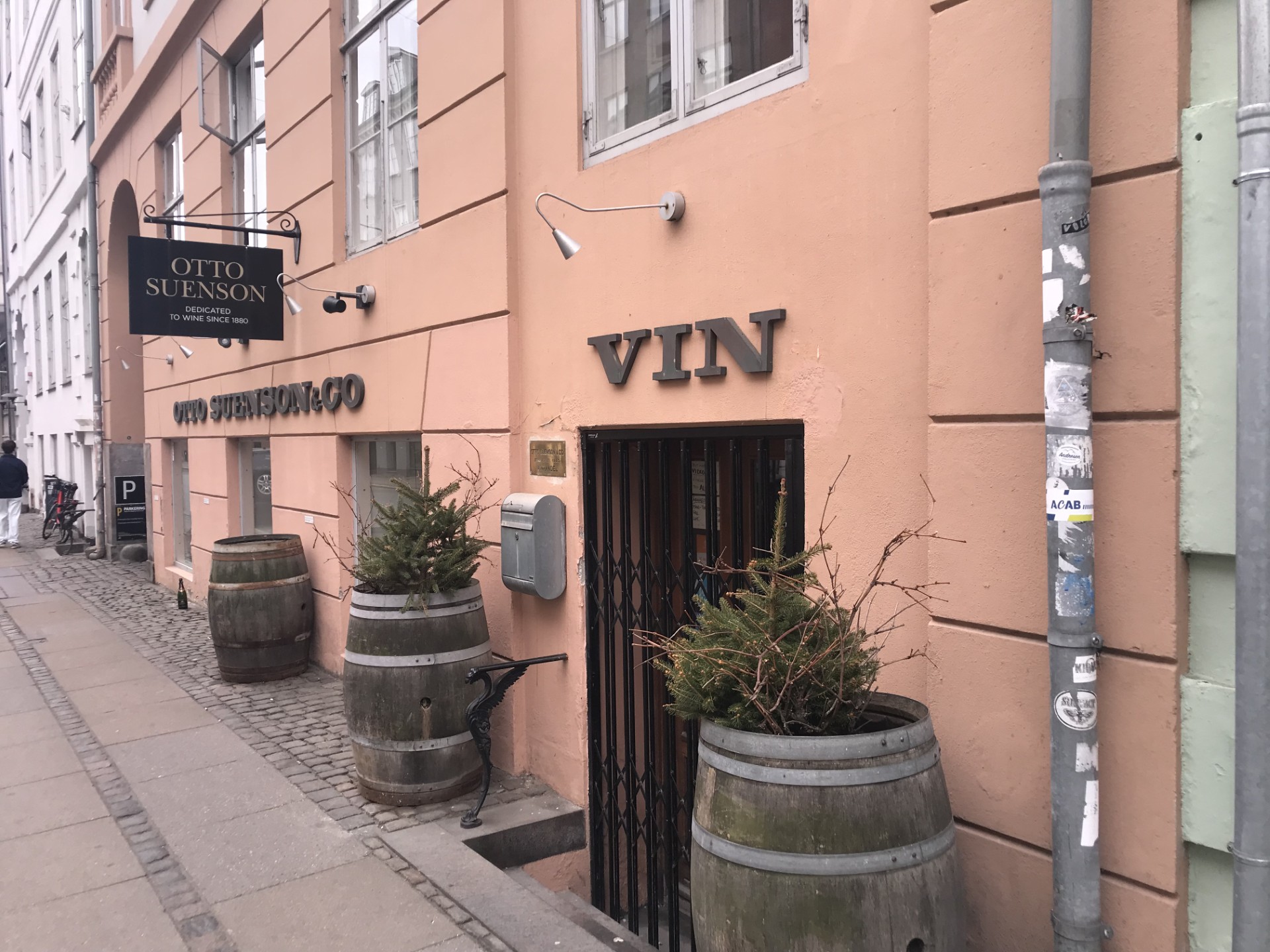 Juni 2025: Seneste aktualiteter: Den faste nyheds- og lederklumme. Seneste opdatering: 10.juni: Oskar Davidsen med et godt 6-stykstilbud på Moulis Cru Bourgeois! 🍷 Tobin, Nirenstein og Roth sætter nogle ting på plads! 👊 Royal Run saboterer højmessen i Marmorkirken! 👊 Ny Jura-leverandør hos Erik Sørensen Vin 🍷 Haugaard Vin lever videre under nyt navn 🍷