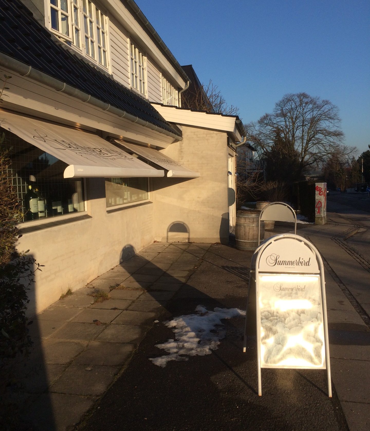 April 2026: Den faste vin- og kulturklumme. Seneste: 19.april kl 01.40: “Vinopmålingsbordet”; Vinavisens artikel om fundet fra markedspladsen i Jerusalem 🍷 Link til Bruun-Rasmussen vinauktion 30.april kl 20.00 🍷🍾 Kjær & Sommerfeldt Live fra Toscana mandag 20.april kl 19.00 med præmier for kr 10.000.- 🍷 Link til Winen’s rapport fra deres besøg i Eger, Ungarn🍷 Cava-producenter fra Penedes forlader appellationen! 📰 Times of Israel anmelder The Ten Commandments (1956) i deres podcast! 🎞️📰  Spændende Exodus-video fra Israel Museum i Jerusalem 🎞️📰 Video: Den fascinerende historie om tilblivelsen af The Ten Commandments (Paramount 1956)  🎞️