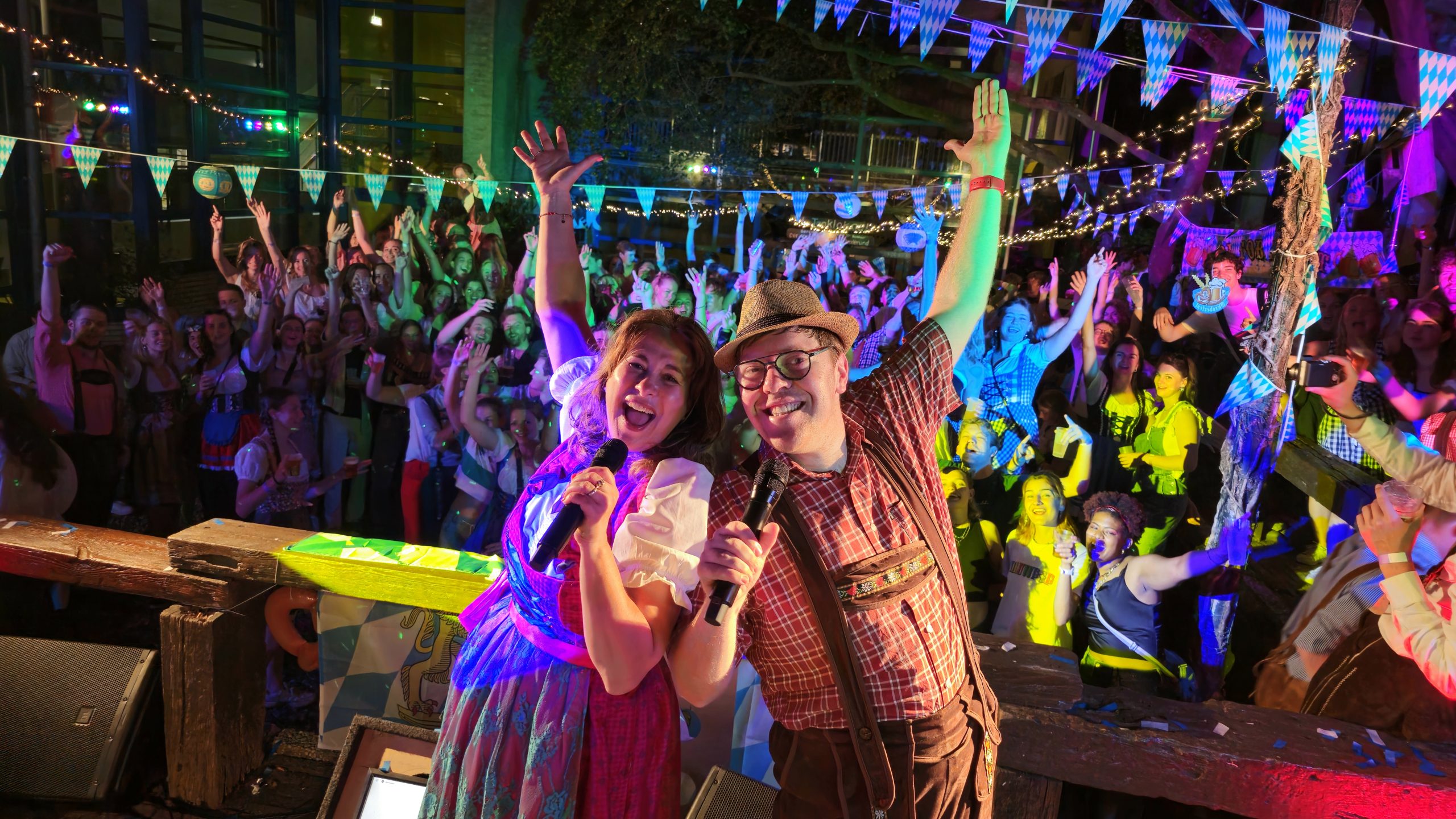 Behoorlijk Kuijs tijdens een interactief Oktoberfest-optreden voor een enthousiast publiek