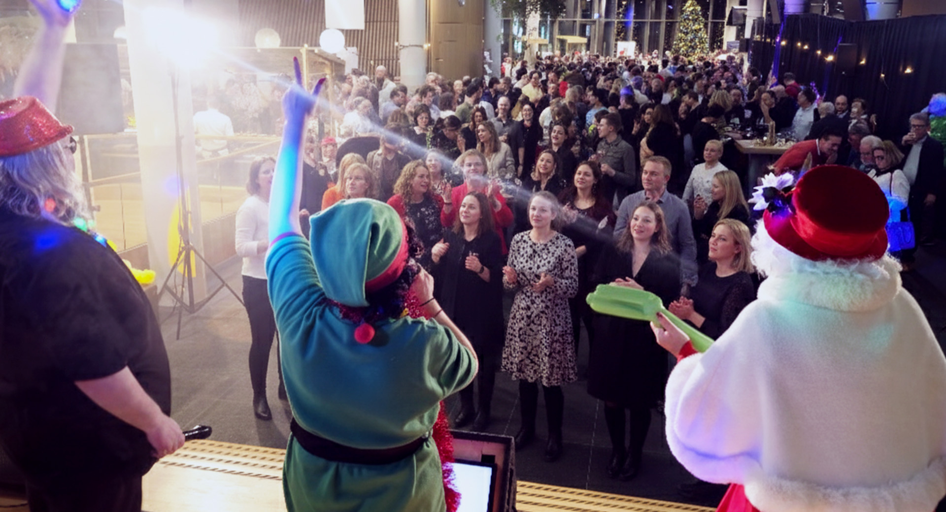 Artiesten van de Vet Leuke Party Kersteditie zorgen voor een interactieve kerstshow met een enthousiast publiek