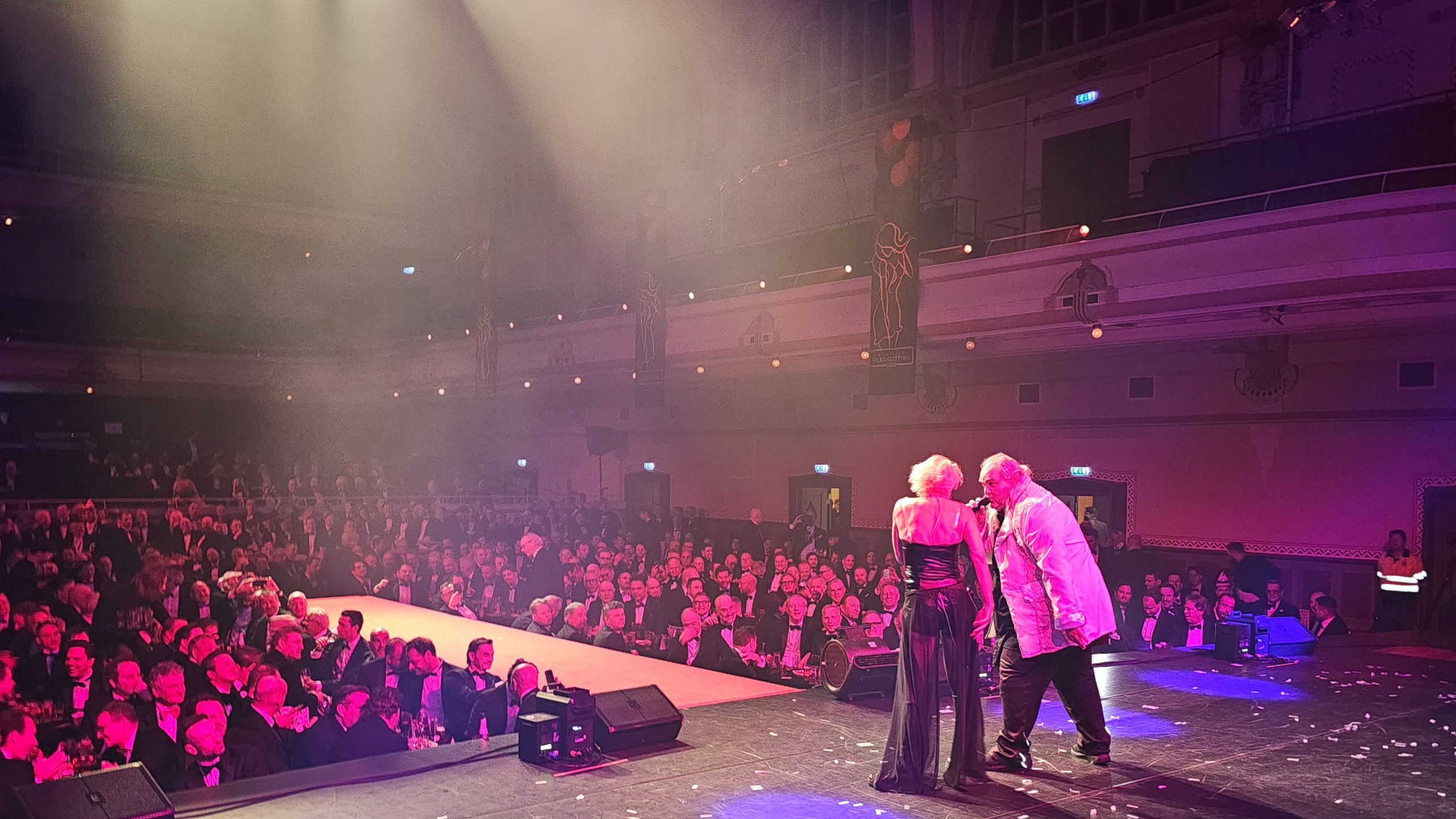 Meat Loaf Tribute tijdens een liveoptreden op een herenzitting voor een volle zaal