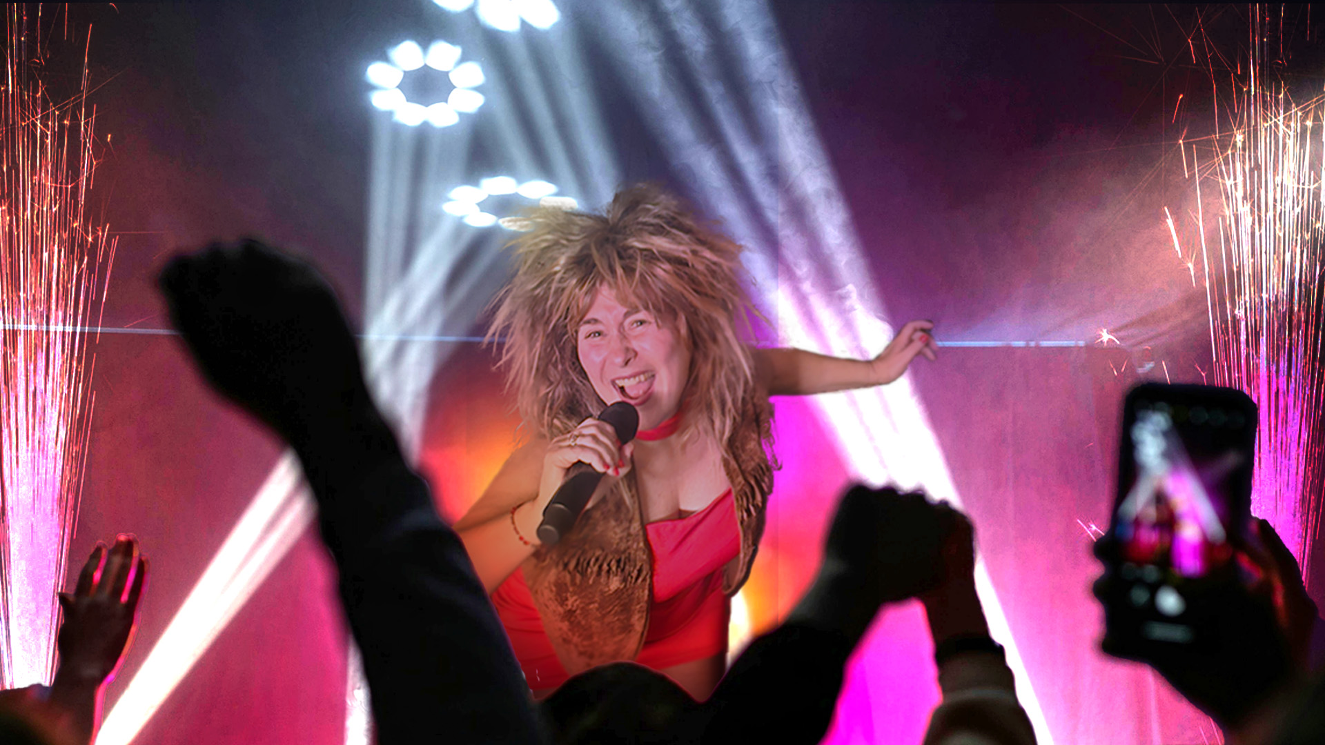 Zangeres tijdens een energiek Tina Turner-tributeoptreden bij de Vet Leuke Party