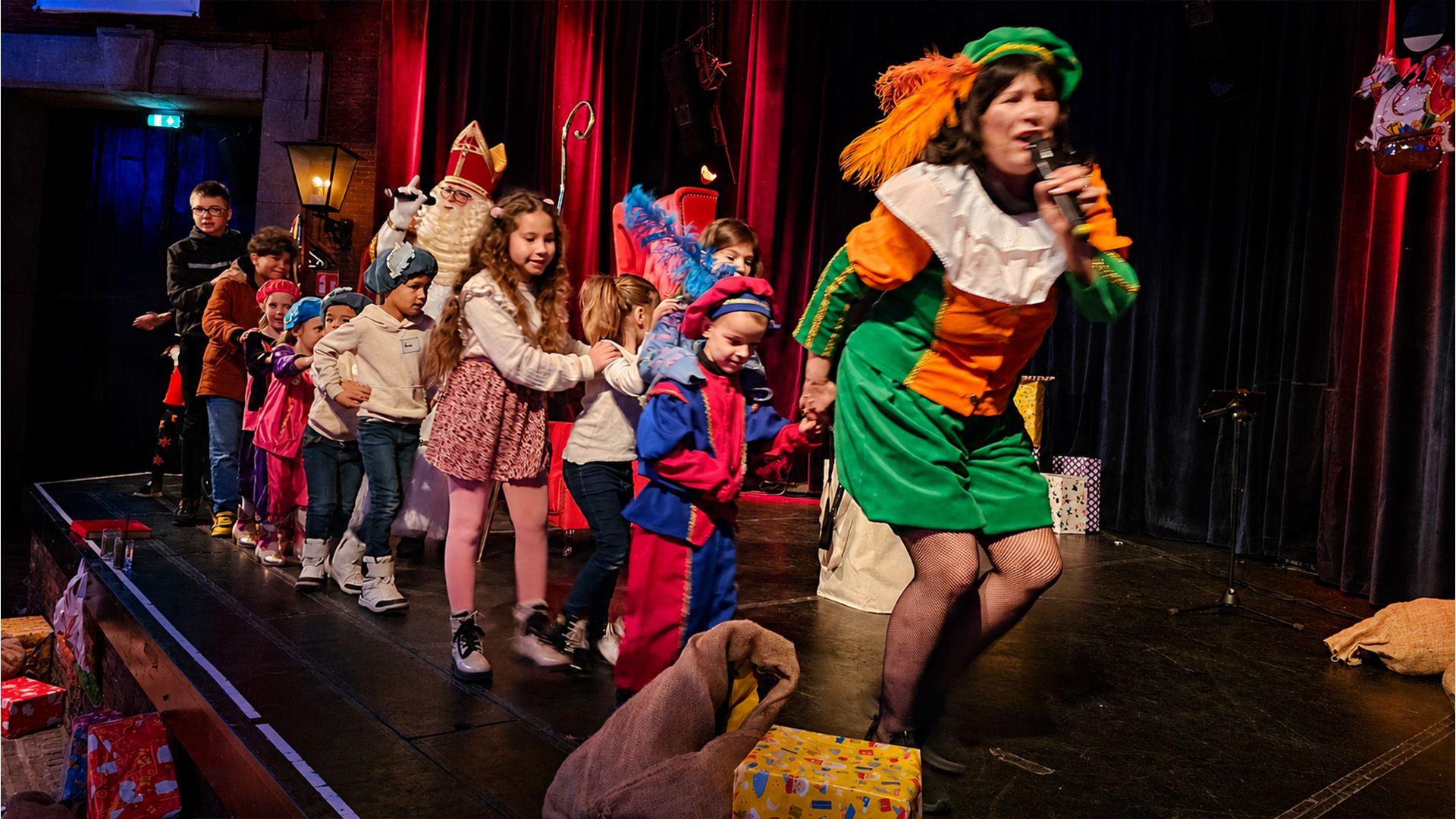 Kinderen doen mee met de Sinterklaasshow