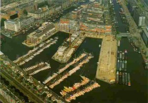 Het Leuvekwartier in aanbouw , ca. 1980. Alleen de Wijnkade en het zuidelijk gedeelte van de Glashaven is bebouwd.