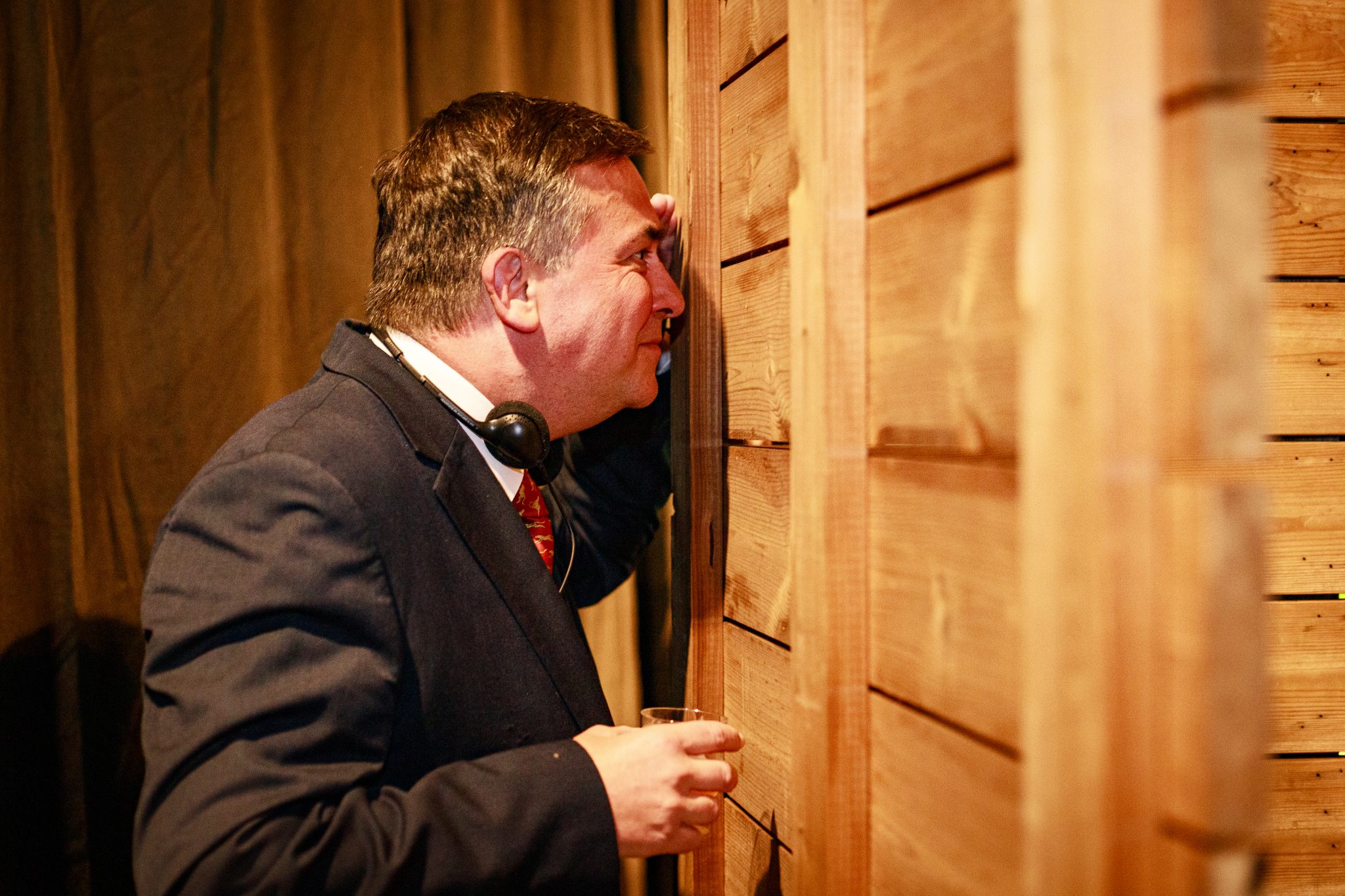 Burgemeester die spiekt door hout.