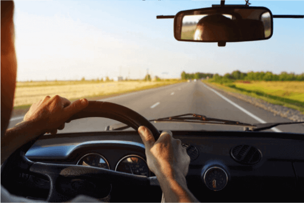 En körlektion på landsväg under en intensivkurs från Licens Trafikskola.