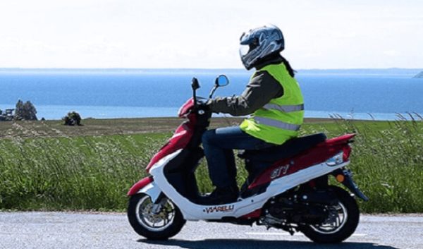 Mopedkörning på landsväg under en moped klass 1 utbildning för Am-körkort hos oss på Licens Trafikskola.