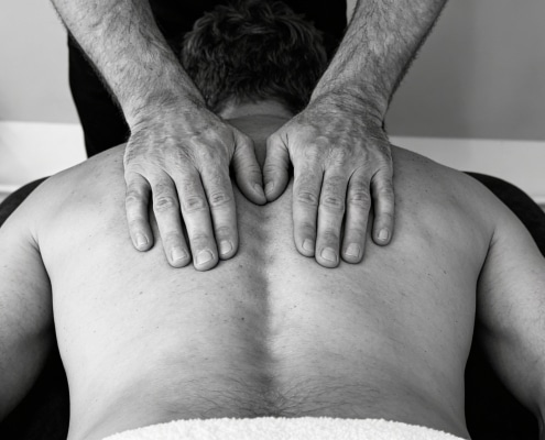 Man ervaart lichamelijke reactie bij massage en leert lichaamsbewustzijn.