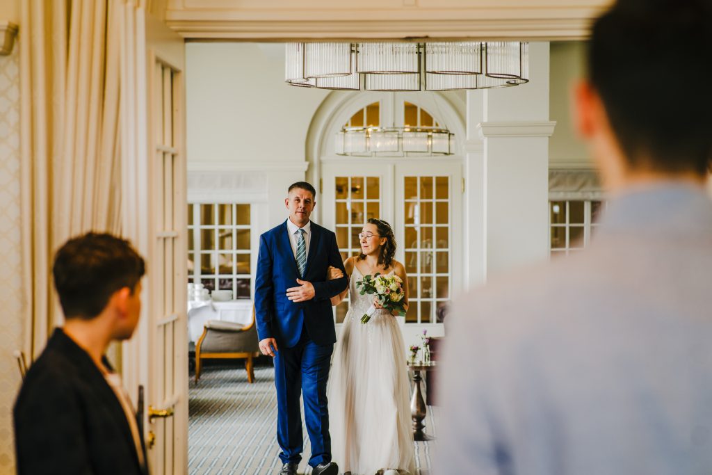Papa führt die Braut zum Altar, Hochzeitsfotograf Rügen