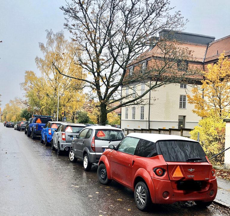 För eller emot moppebilar bildar två läger