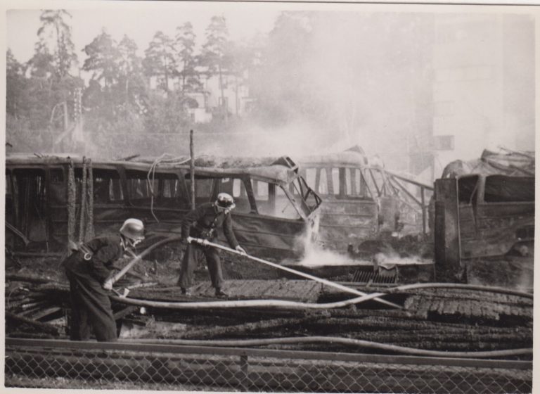 En bild berättar: Vagnhalls-branden vid Aga station 1949