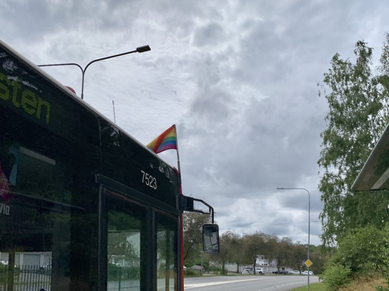 Lidingös bussar flaggar för Pride