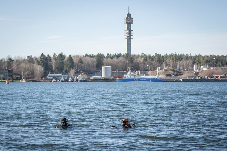 500 kg batterier och ett kassaskåp fiskades upp utanför Dalénum