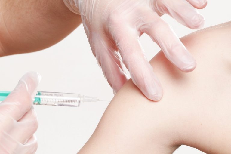 Födda 2005 eller tidigare kan nu vaccinera sig