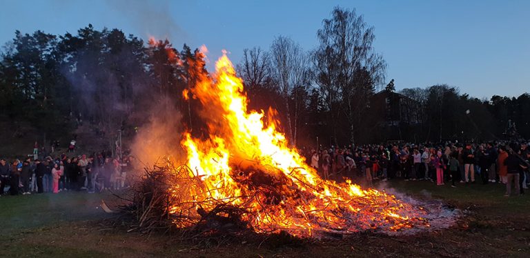 Rekordmånga vid Valborgselden i Killinge