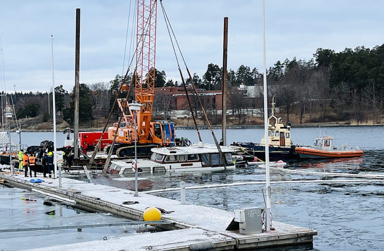 Båten i Gåshaga bärgas