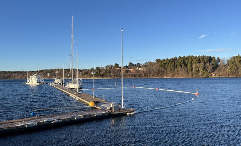 Båt sjönk i Gåshaga. Olja läcker ut