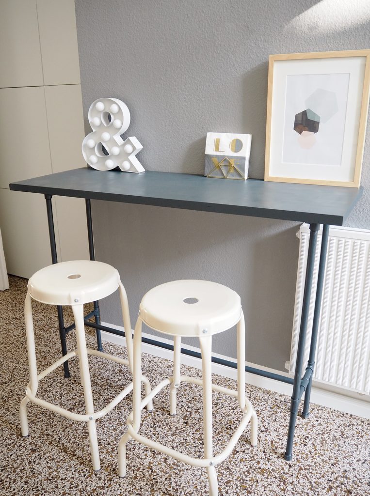 DIY Bartisch Küchentisch aus Installationsrohren Foto