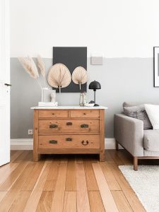 Betongraue Wand im Half painted Look mit Toom Wohnraumfarben. Foto: Lieblings Blog