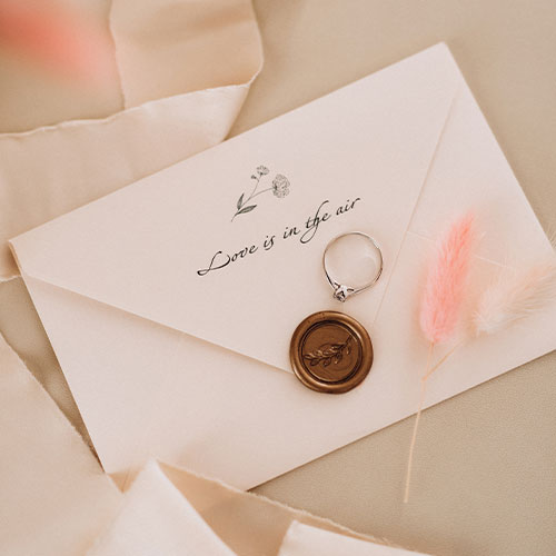 Ein Kuverts mit einem Ring