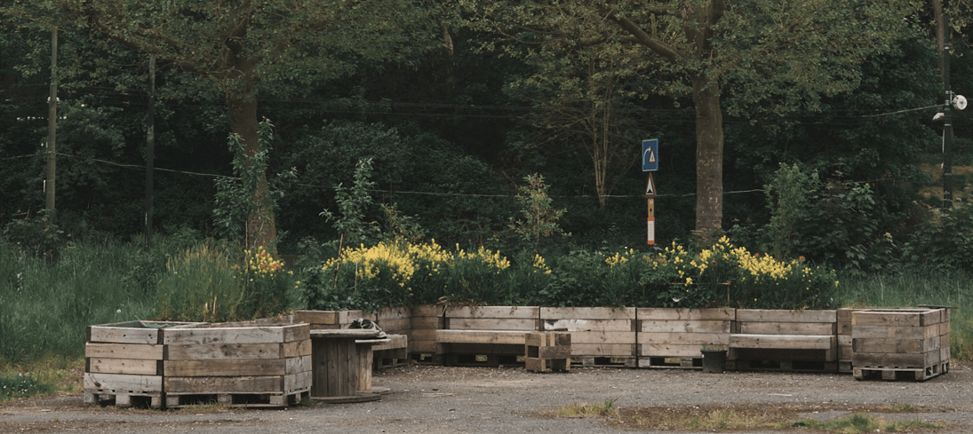 Houtafval bouwwerven krijgt nieuw leven als  banken en bloembakken in Brusselse parken