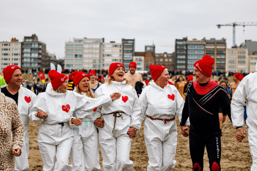 people preparing for the start of the 'knuffelduik'