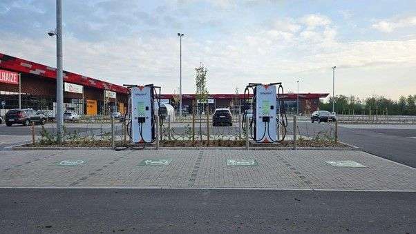 Waalse primeur: Sparki opent twee ultrasnelle laadstations van 720 kWh bij het nieuwe FrunPark in Châtelineau