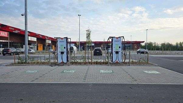 Première Wallonne : Sparki inaugure deux bornes de recharge ultra-rapide de 720 kWh dans le nouveau FrunPark de Châtelineau