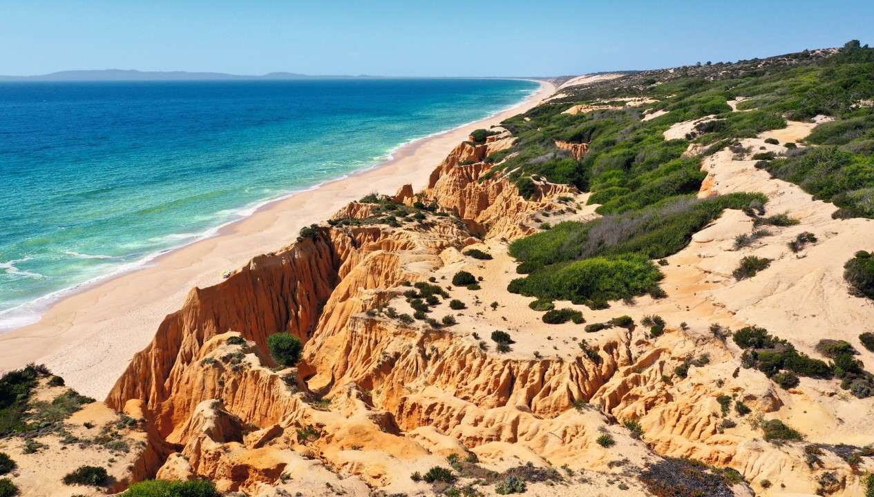 Les meilleures expériences de plage au Portugal se trouvent sur la côte de l’Alentejo. Échappez-vous de la foule, mais pas du luxe