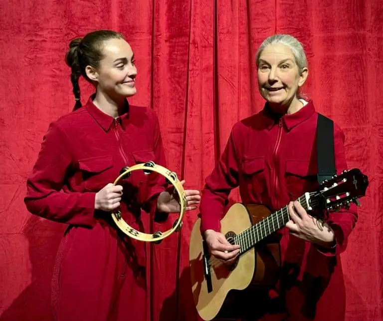 Musikstund efter föreställningen Vem där av och med nora Dellow och Camilla Rensgård