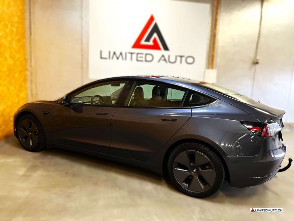 Tesla Model 3 Long Range AWD 4d - Image 17