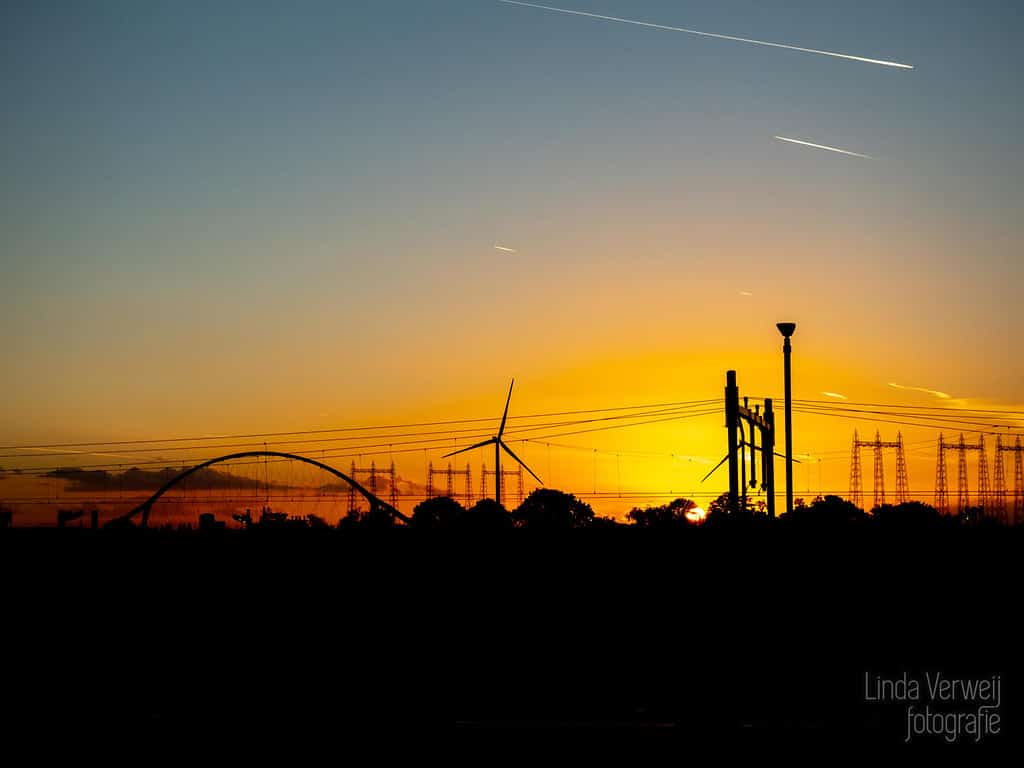 Uitzicht van der valk hotel Nijmegen spoor electriciteit zonsondergang oversteek Lent