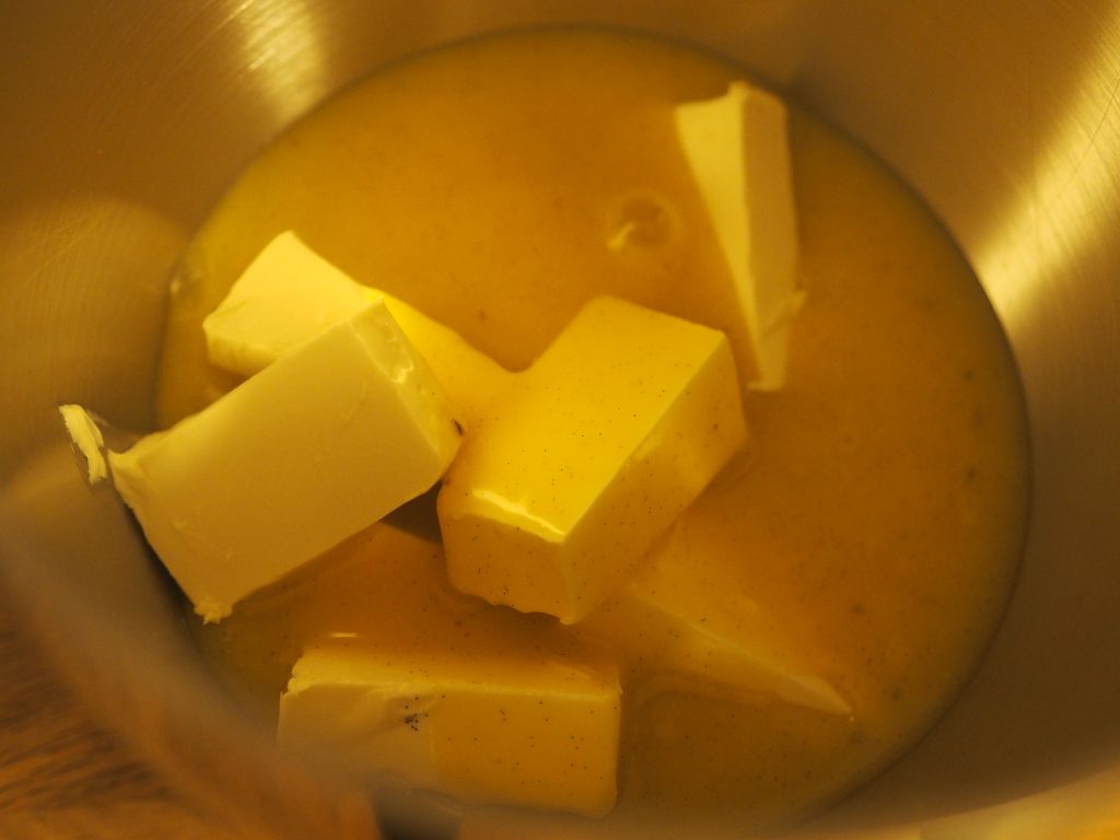 Bilde av eggeblandingen til fyllet til suksesskake, som nå tilsettes smør