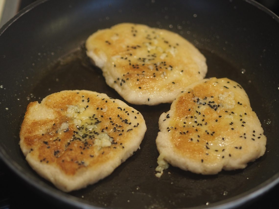 Lavkarbo nanbrød som stekes på panna